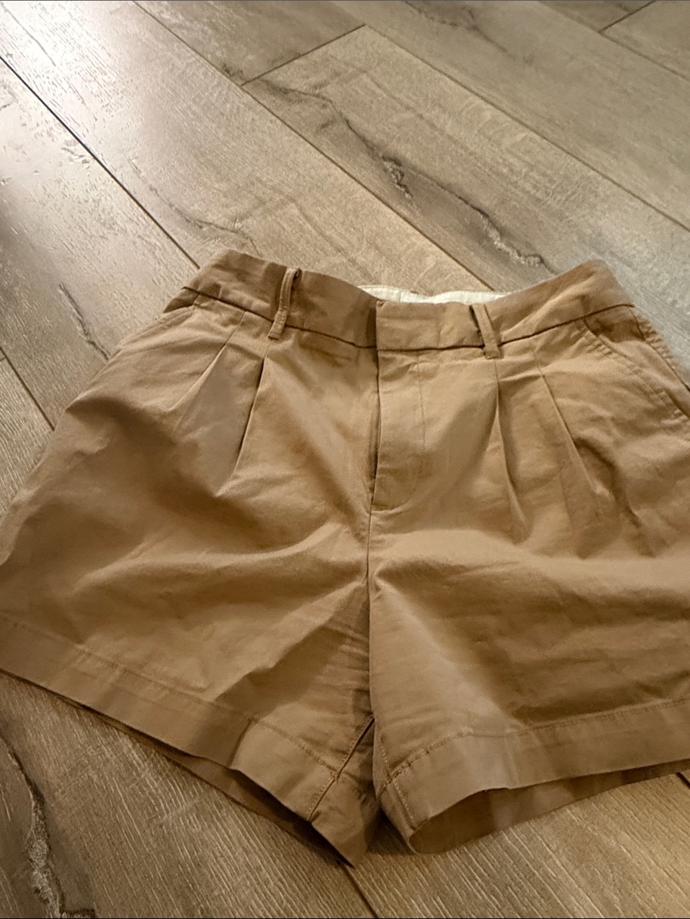 GAP women’s Pleated Khaki Shorts — Tan size 8 nwot